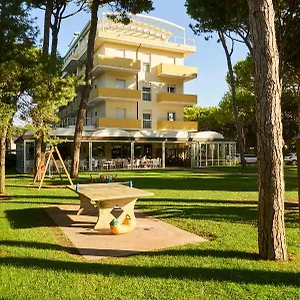 aparthotel-la-pineta.hotelslidodijesolo.com/